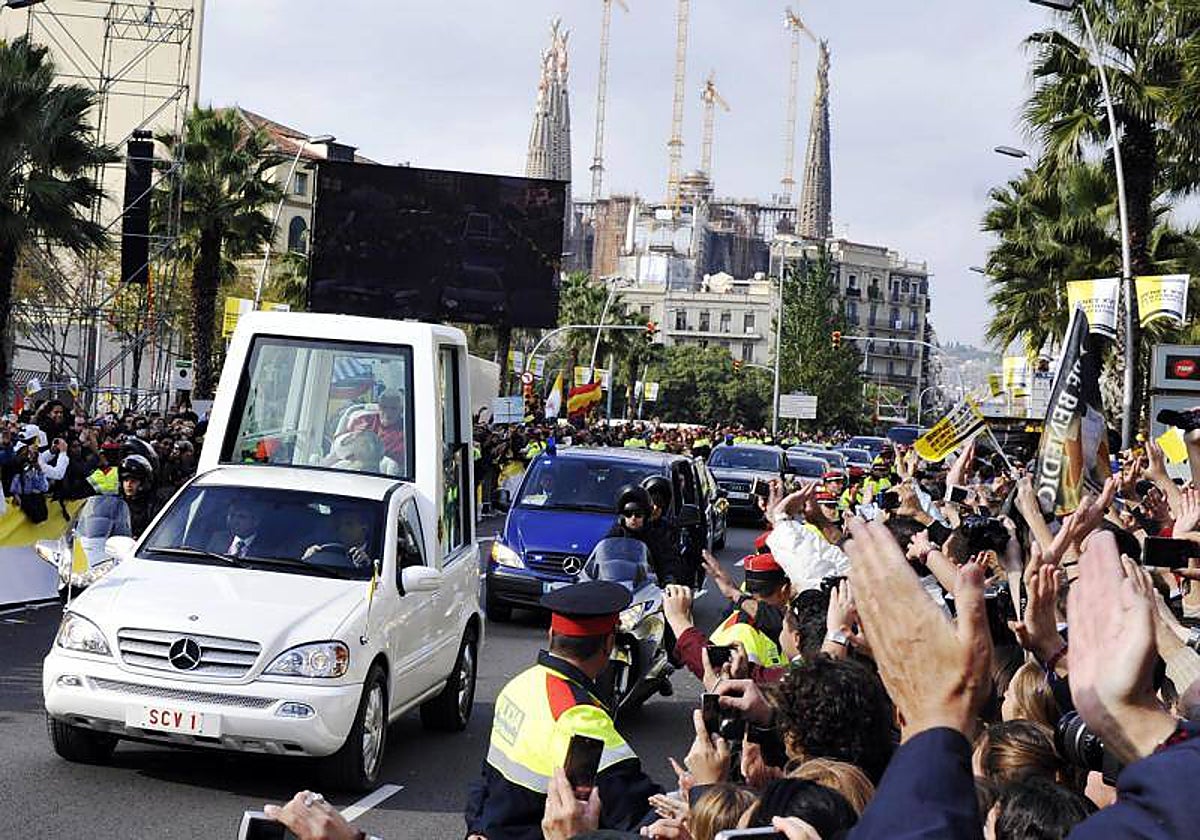 El Papa Benedicto, durante surecorrido por las calles de Barcelona, en su visita en 2010