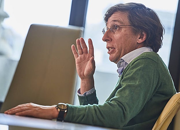 El alcalde, en su despacho, durante la entrevista