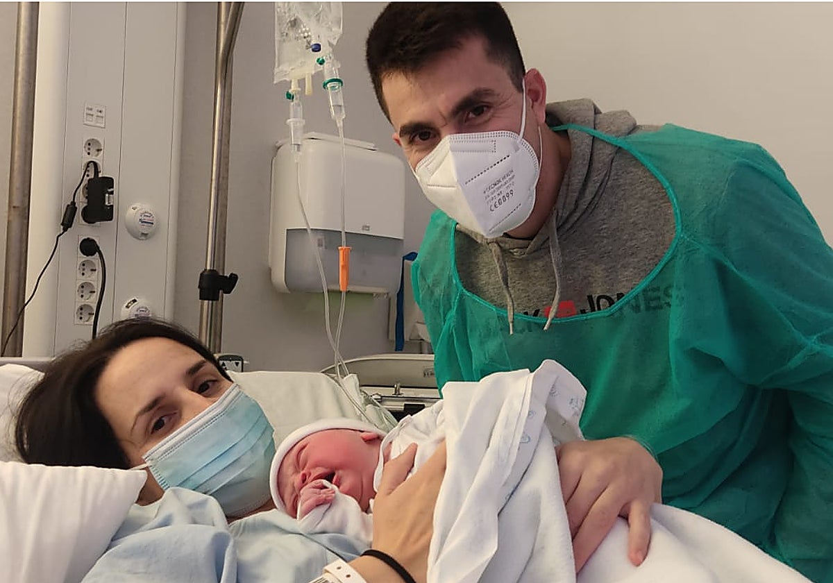 Diego Gómez García, el primer bebé nacido en 2023 en la Comunidad Valenciana, con sus padres, Ana y Diego.