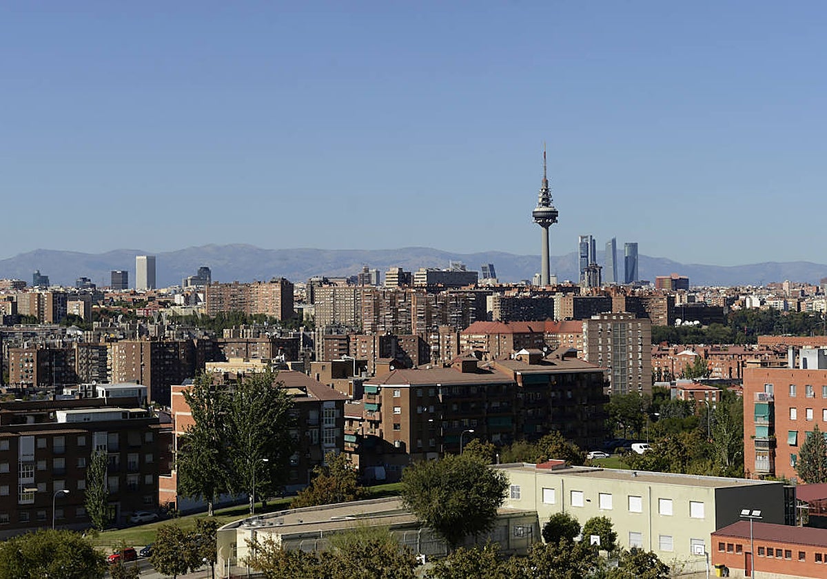 Vista de los edificios de Madrid desde el Cerro de Tío Pío en Puente de Vallecas