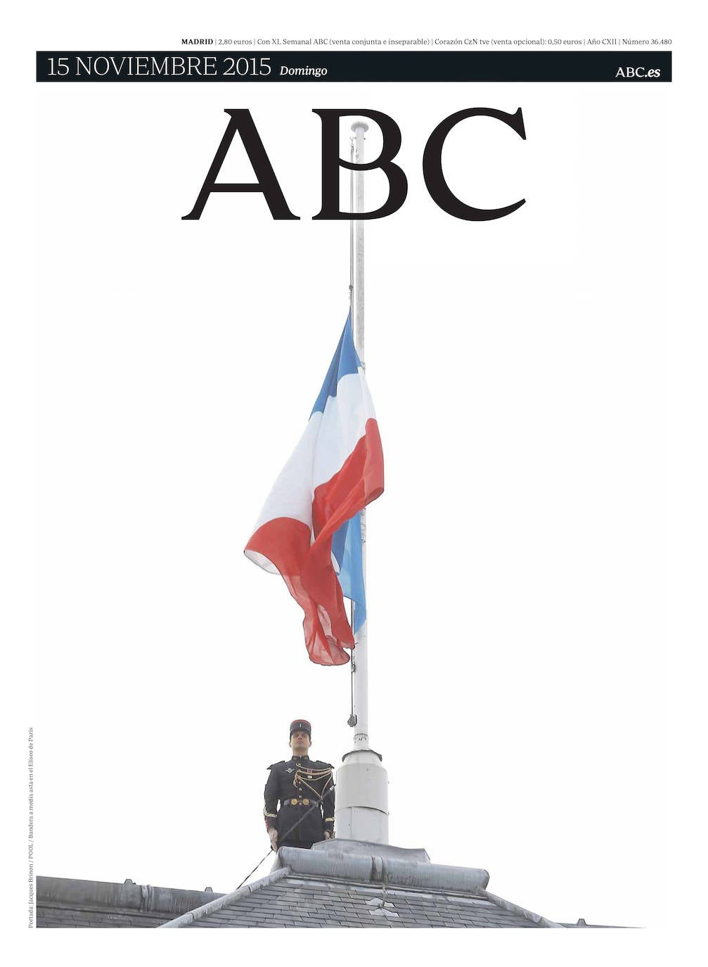 El 15 de noviembre de 2015, apenas dos días después de los atentados de París en los que murieron 130 personas, el dolor del pueblo francés era aún indescriptible. Esta imagen vale más que cualquier titular