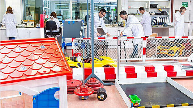 Técnicos en los laboratorios de Aiju para ensayos con juguetes.