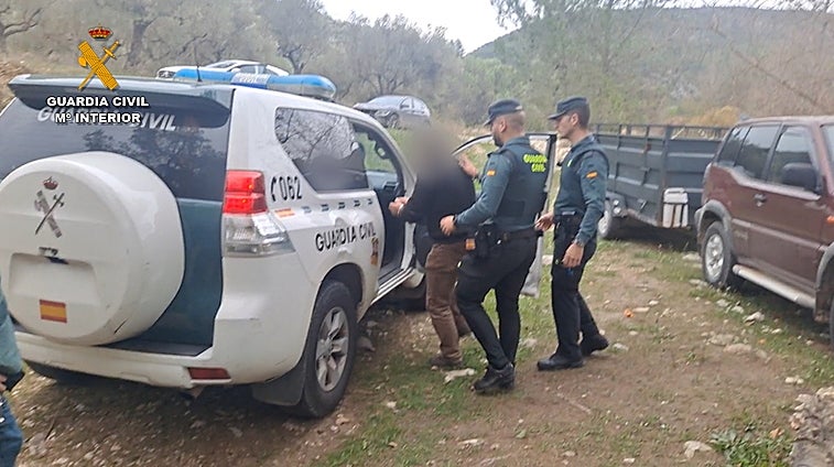 Detienen a un ganadero por amenazar a sus vecinos con una escopeta y una navaja en Alicante