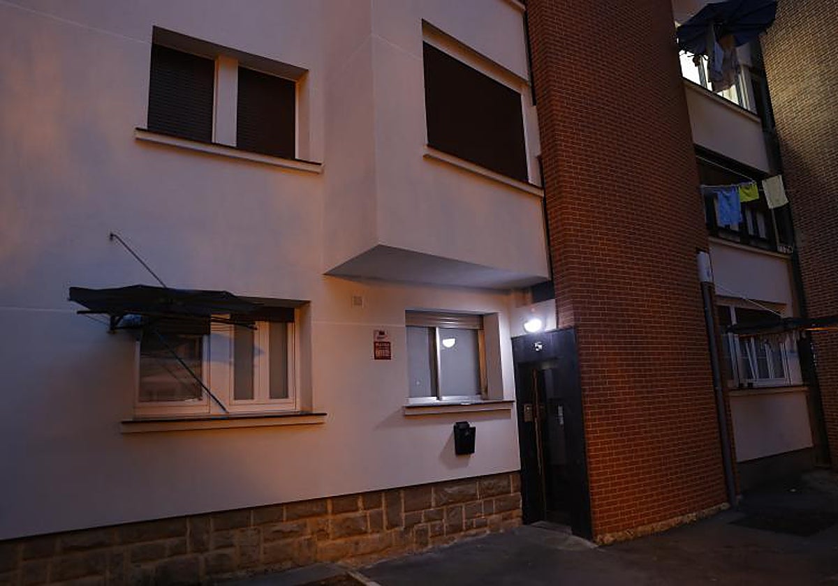 El portal donde residía la mujer junto a los dos mellizos de 9 años