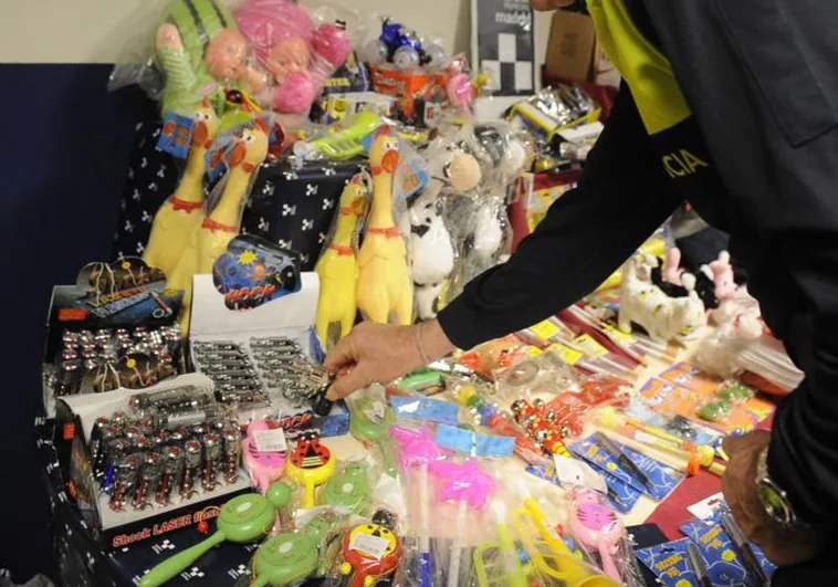 Los riesgos de comprar juguetes falsificados para Reyes: pueden perjudicar al aparato reproductor del niño por sus materiales
