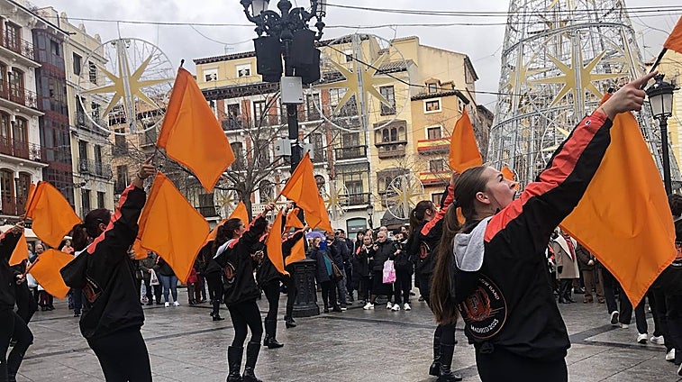 Animado pasacalles por el Casco Histórico con la banda 'Pittsburg High School marching' de California