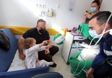 La visita del Córdoba CF a los niños del hospital Reina Sofía, en imágenes