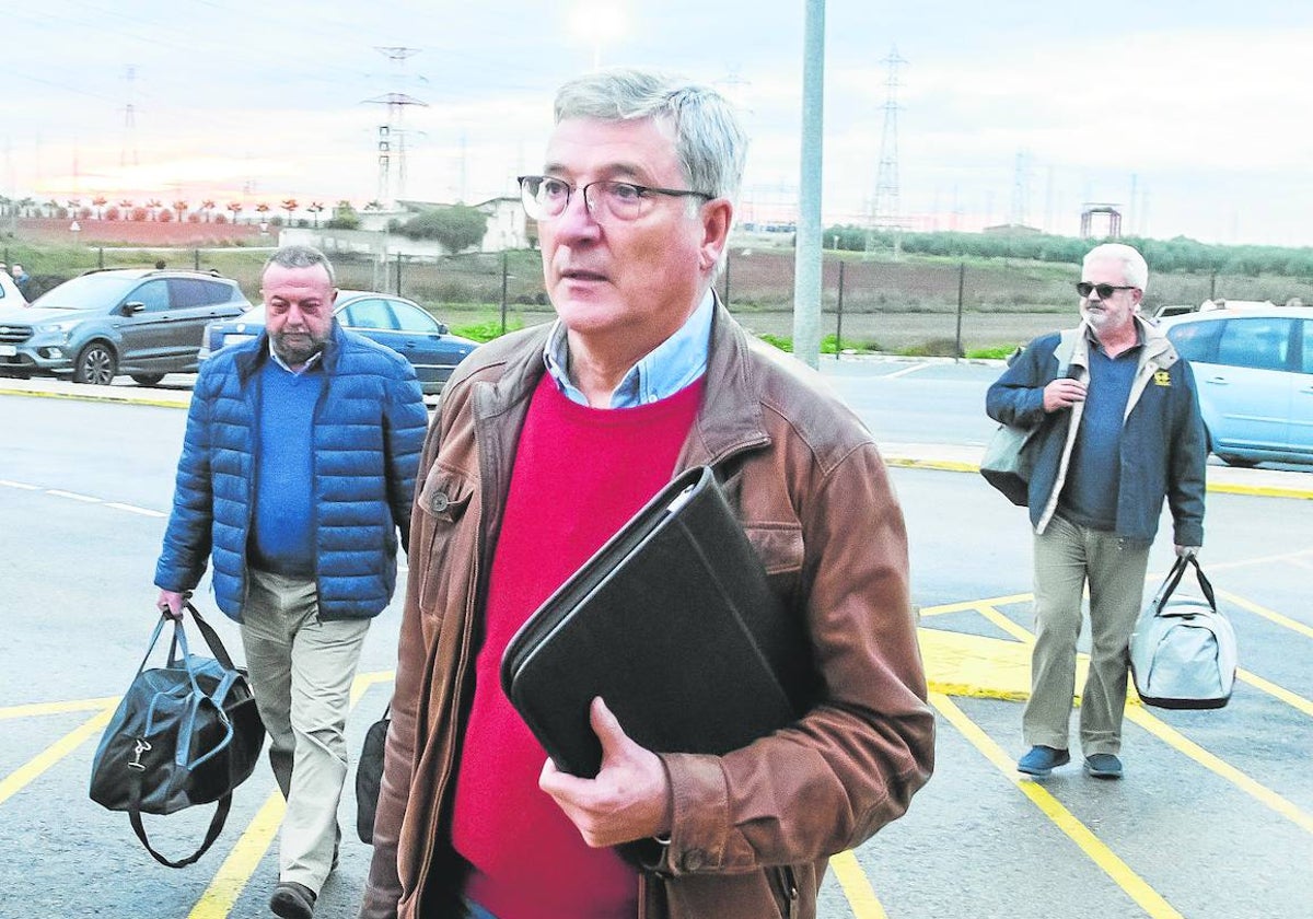 Miguel Ángel Serrano (centro, Jesús María Rodríguez (i) y Francisco Vallejo a su llegada a la cárcel de Sevilla I