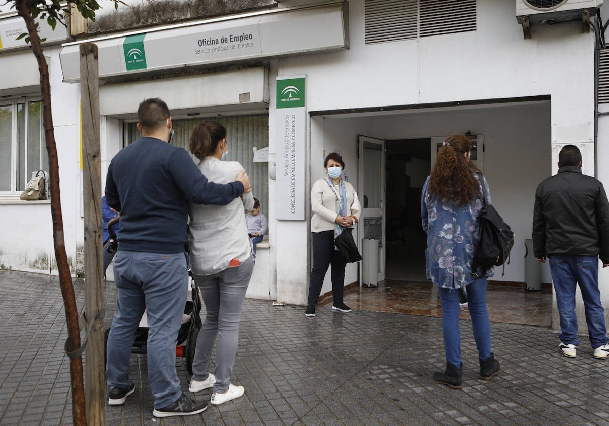 Varias personas hacen cola para entrar en una oficina de empleo de Córdoba