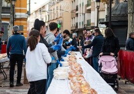 Lucena degusta más de 5.000 raciones de un roscón de Reyes gigante y solidario