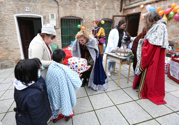 Las 'Reinas Magas' de Cipriano reparten juguetes a los niños toledanos