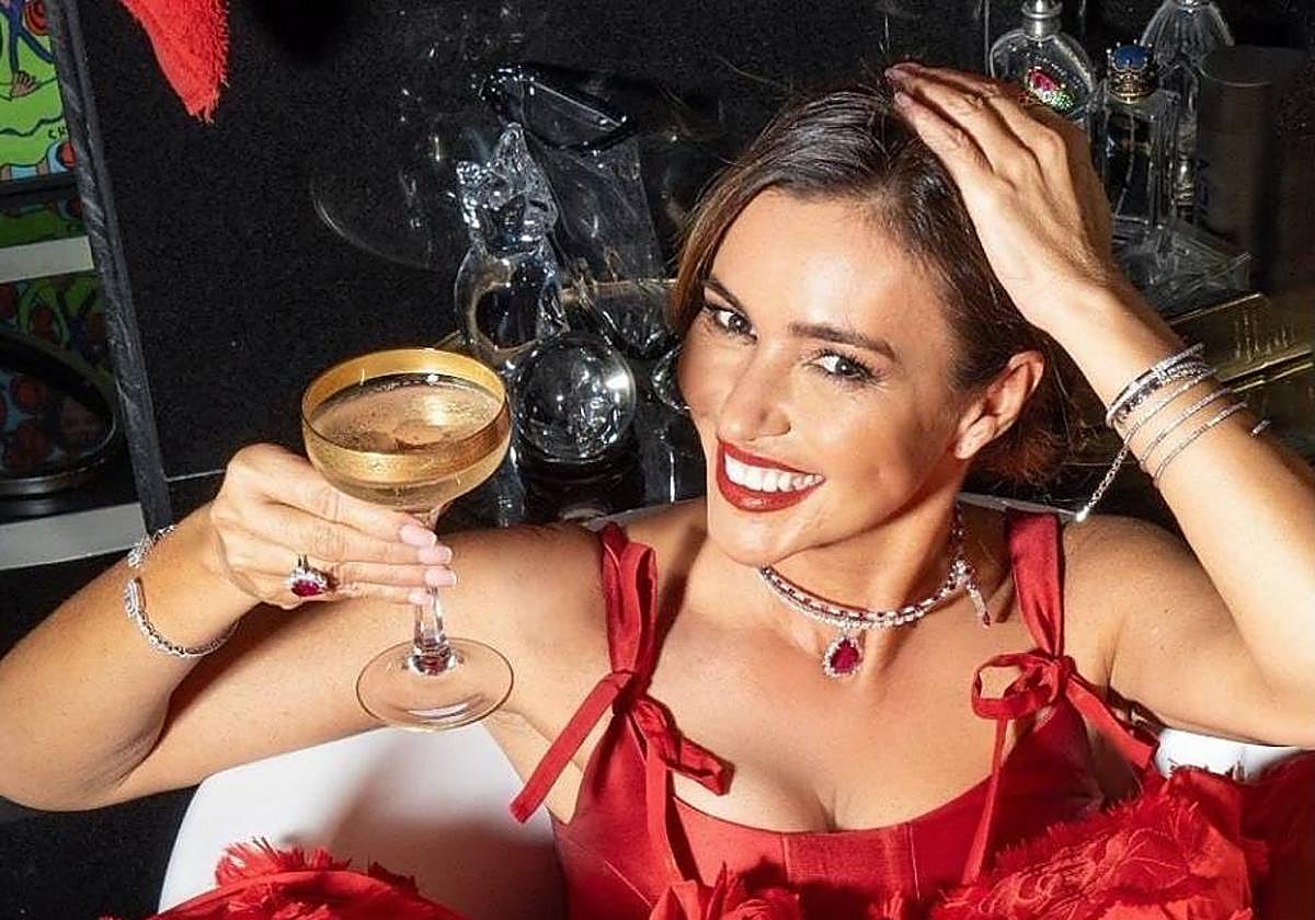 Arantxa del Sol brinda con champán para dar la bienvenida a 2023