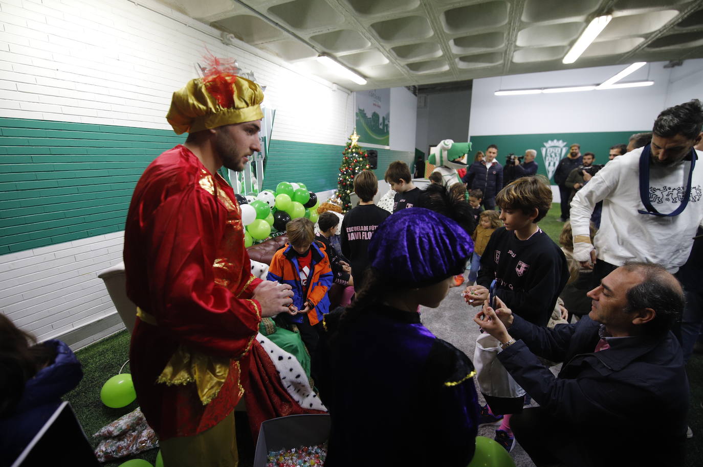 Las impresionantes colas para ver a los Reyes Magos en El Arcángel, en imágenes