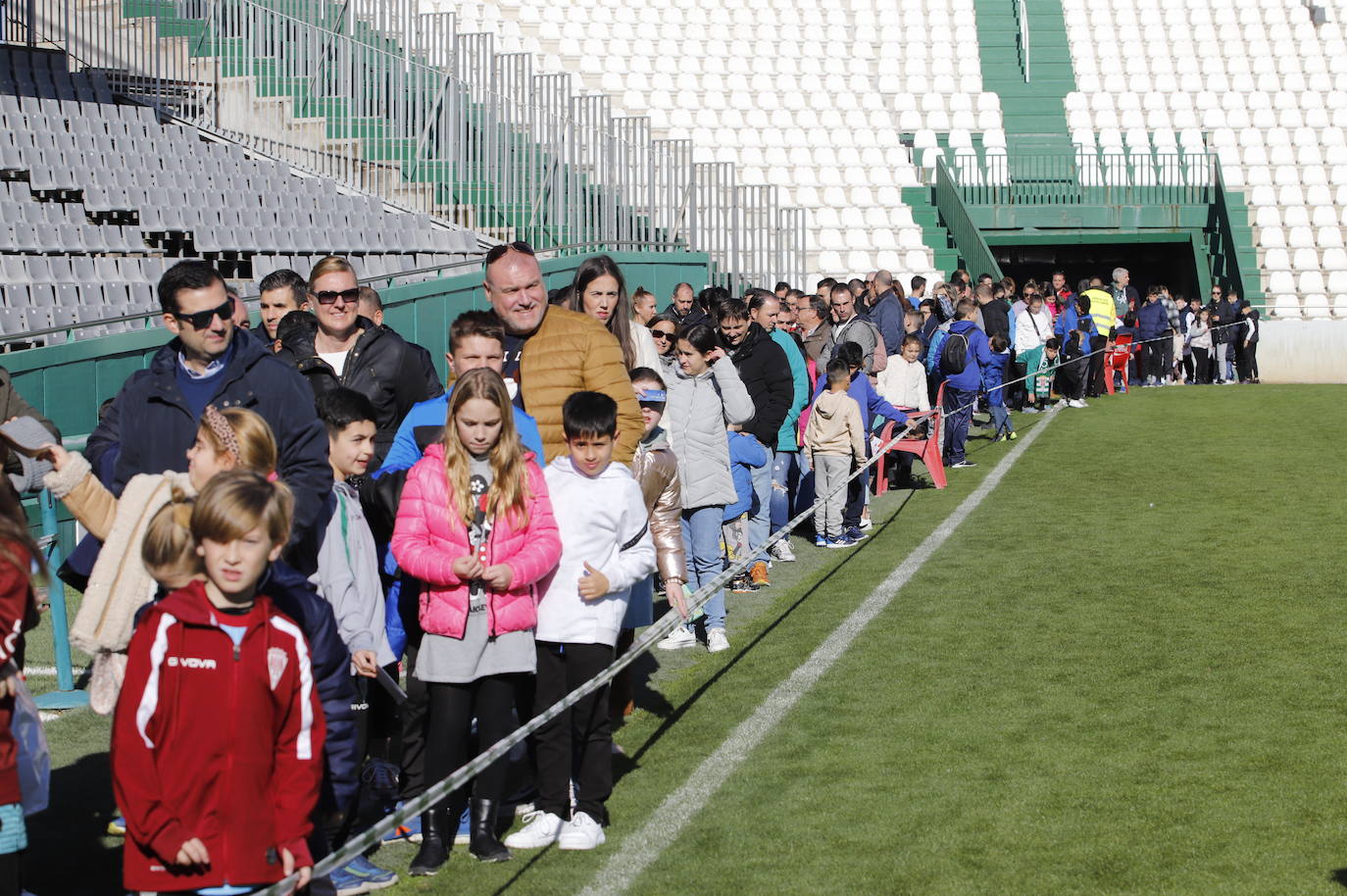 Las impresionantes colas para ver a los Reyes Magos en El Arcángel, en imágenes