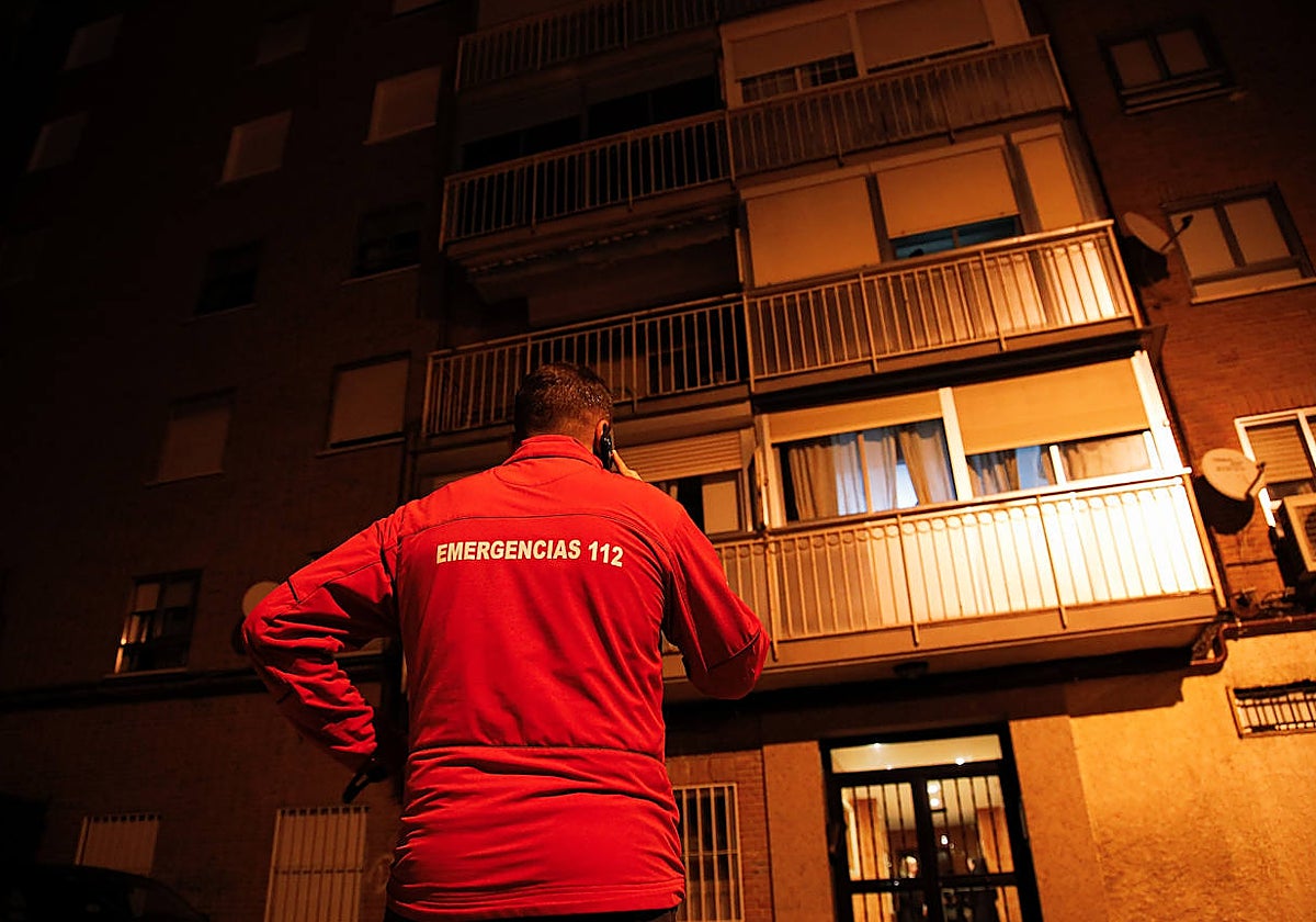 Un trabajador del 112 frente a la vivienda donde tuvo lugar el suceso