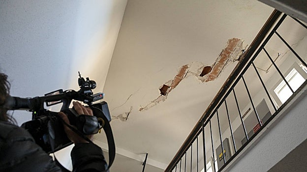 Grietas en el edificio de la calle de la Fuente del Trébol, 8, en San Fernando de Henares
