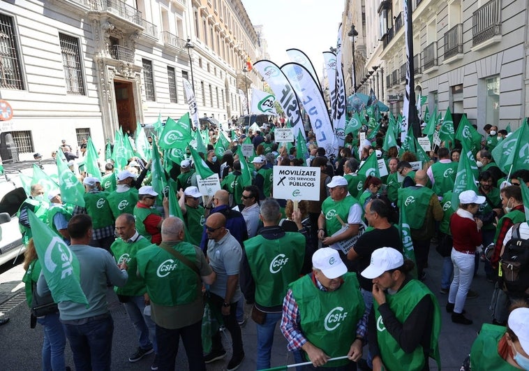 Los altos funcionarios del Estado llevan al Gobierno ante los tribunales por hacer fijos a interinos sin examen