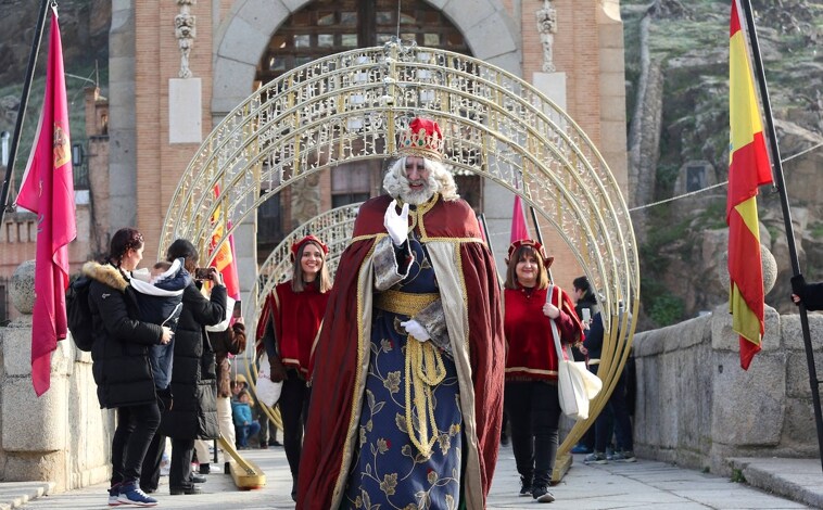 Imagen principal - Los Reyes Magos llegan a Toledo por el puente Alcántara