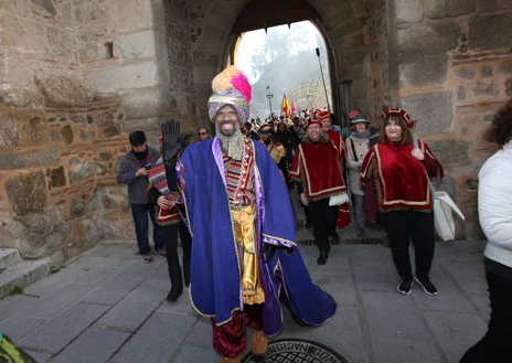 Imagen secundaria 1 - Los Reyes Magos llegan a Toledo por el puente Alcántara