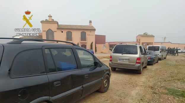 Caravana de coches que el propietario encontró en su finca