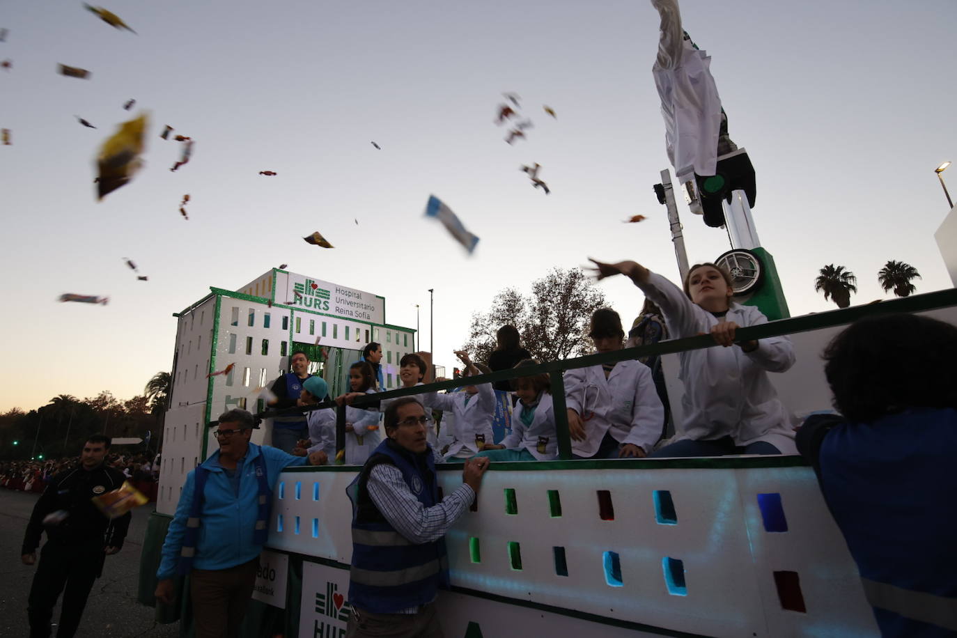 El apoteósico paso de la Cabalgata de los Reyes Magos por el Centro de Córdoba, en imágenes