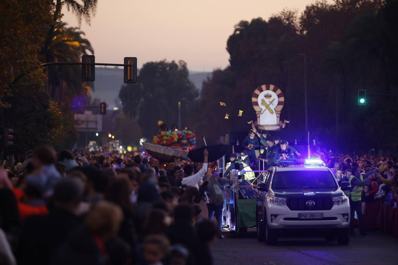 El apoteósico paso de la Cabalgata de los Reyes Magos por el Centro de Córdoba, en imágenes