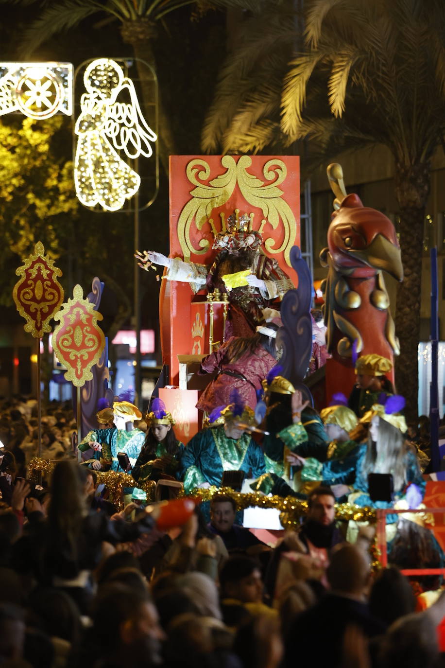 El apoteósico paso de la Cabalgata de los Reyes Magos por el Centro de Córdoba, en imágenes