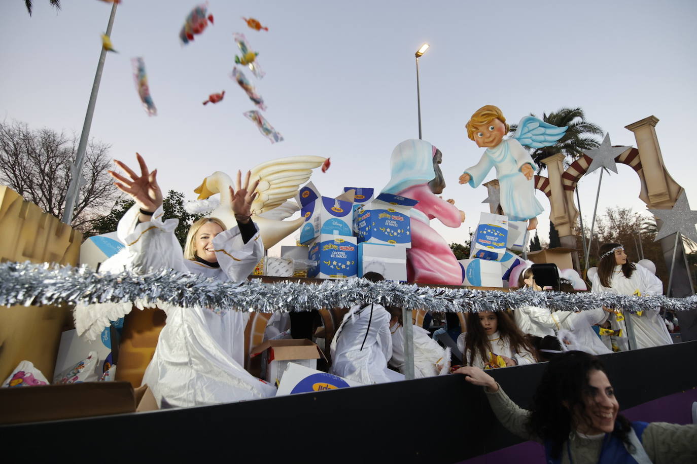 El apoteósico paso de la Cabalgata de los Reyes Magos por el Centro de Córdoba, en imágenes