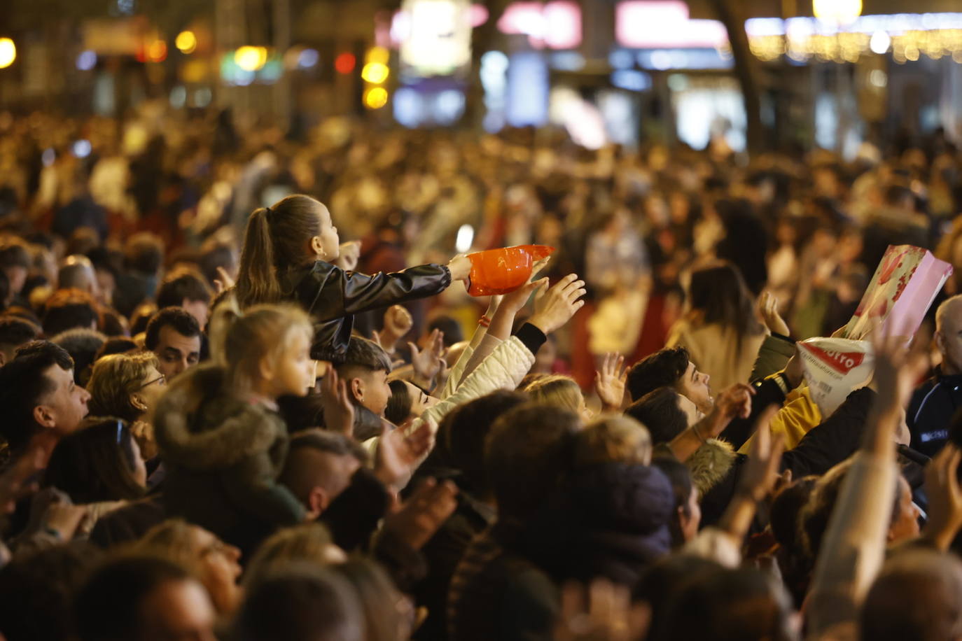 El apoteósico paso de la Cabalgata de los Reyes Magos por el Centro de Córdoba, en imágenes