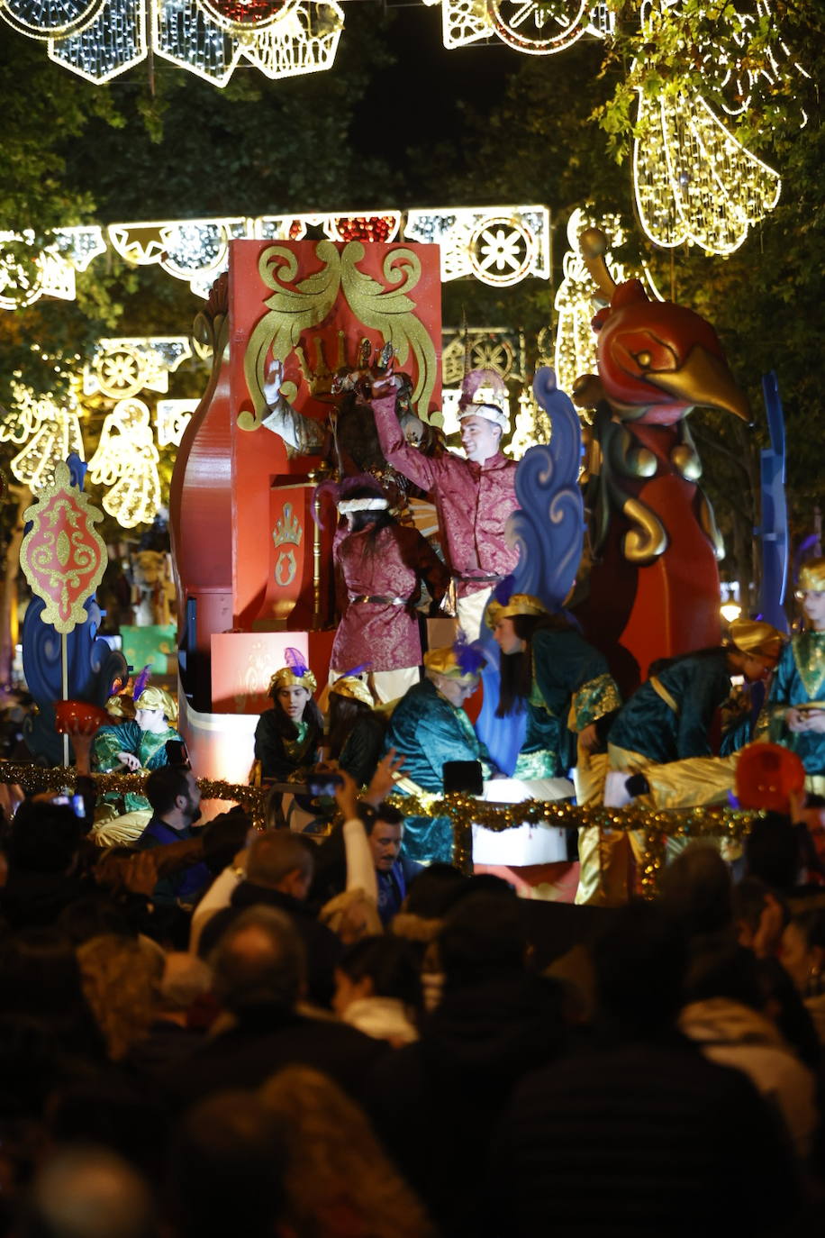 El apoteósico paso de la Cabalgata de los Reyes Magos por el Centro de Córdoba, en imágenes