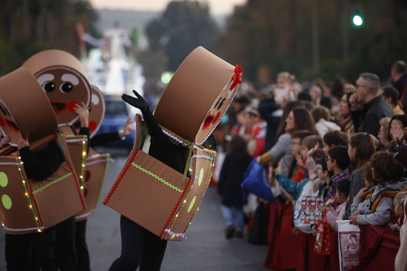 El apoteósico paso de la Cabalgata de los Reyes Magos por el Centro de Córdoba, en imágenes