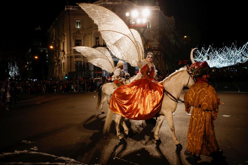Una de las participantes en la cabalgata de Madrid, sobre un caballo blanco
