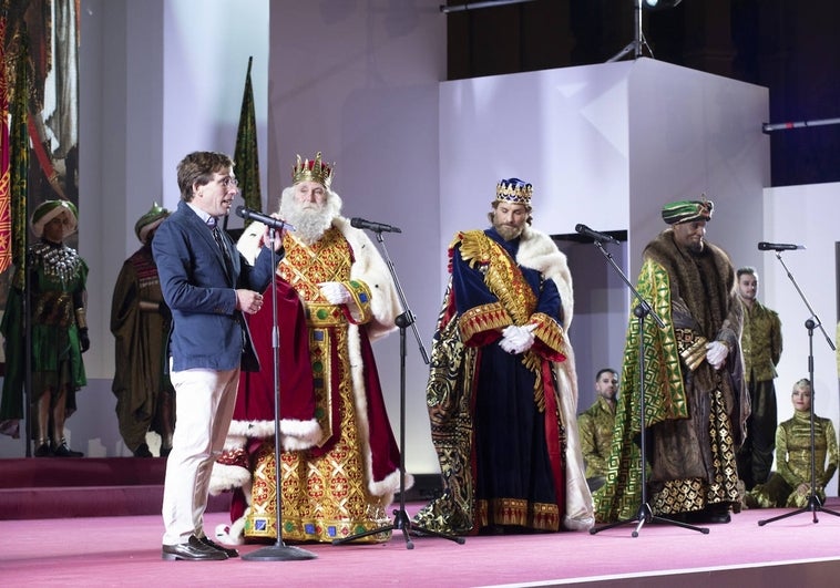 Los Reyes Magos traen un mensaje de paz en tiempos de guerra en la cabalgata de Madrid