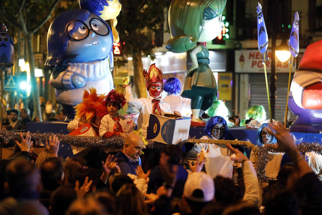 El multitudinario final de la Cabalgata de los Reyes Magos de Córdoba, en imágenes