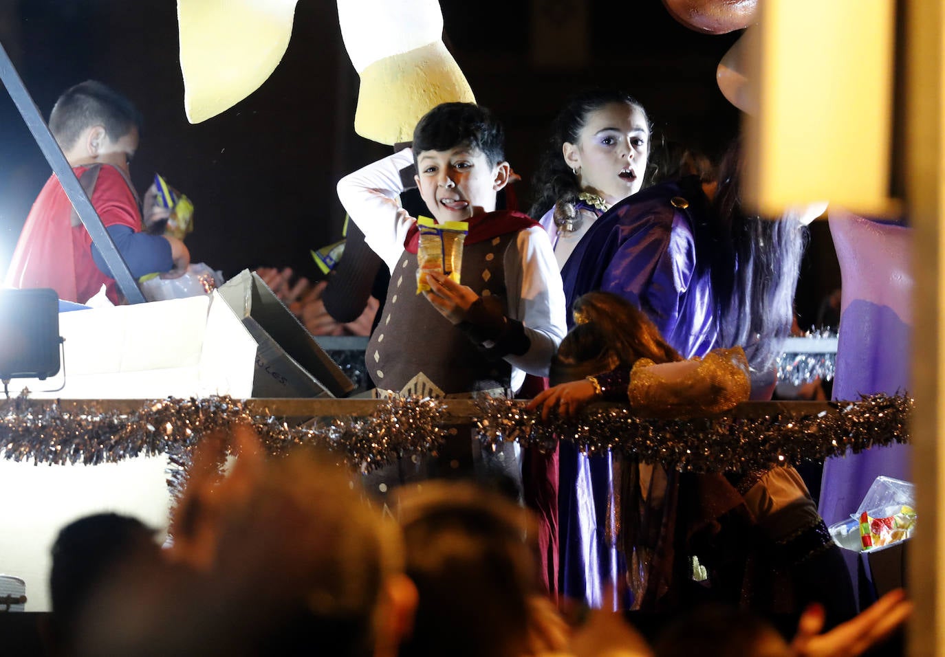 El multitudinario final de la Cabalgata de los Reyes Magos de Córdoba, en imágenes