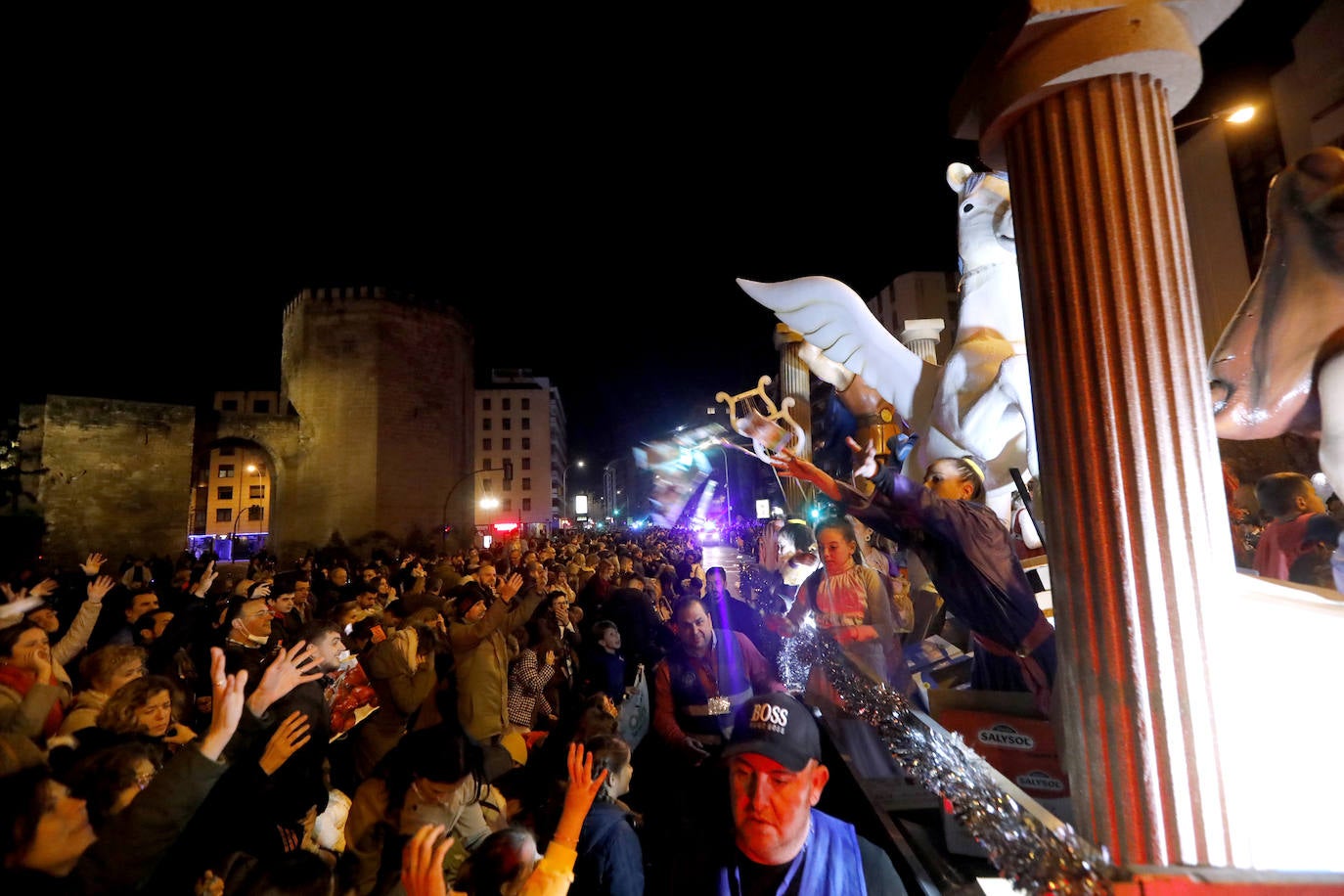 El multitudinario final de la Cabalgata de los Reyes Magos de Córdoba, en imágenes