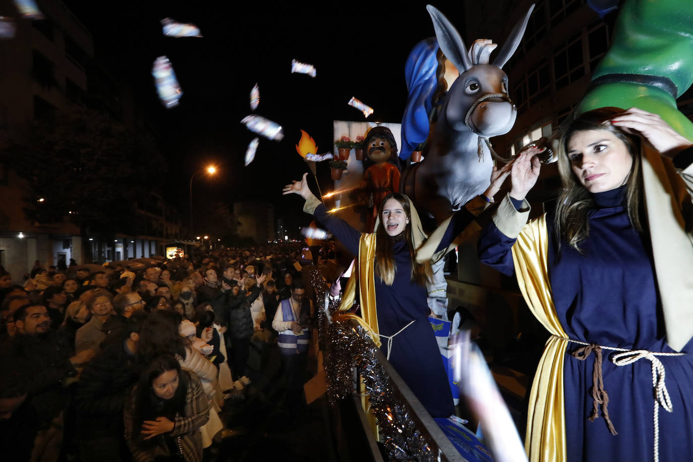 El multitudinario final de la Cabalgata de los Reyes Magos de Córdoba, en imágenes