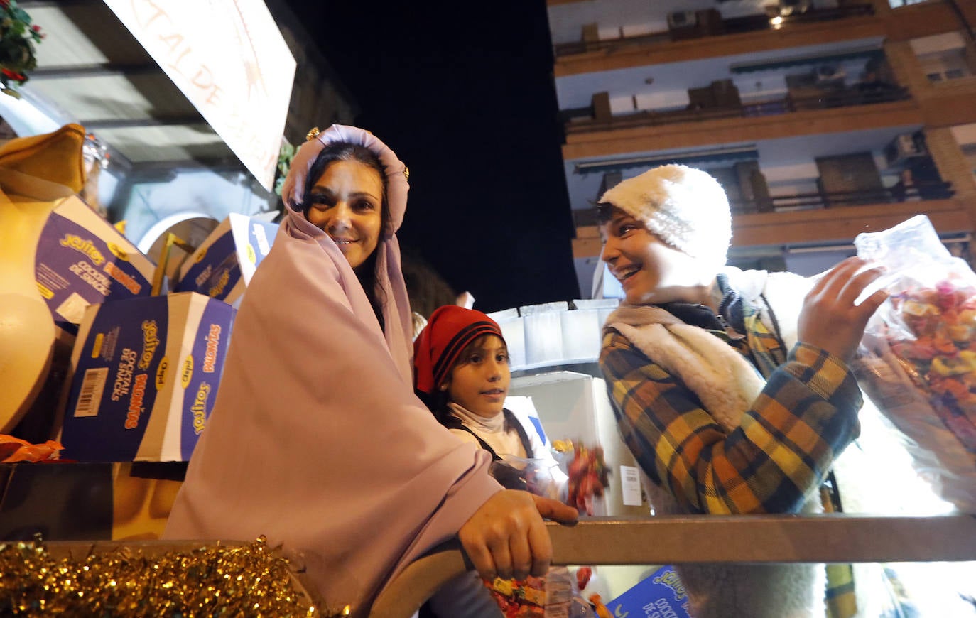 El multitudinario final de la Cabalgata de los Reyes Magos de Córdoba, en imágenes