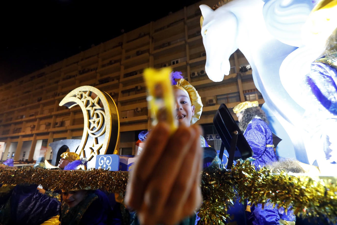 El multitudinario final de la Cabalgata de los Reyes Magos de Córdoba, en imágenes