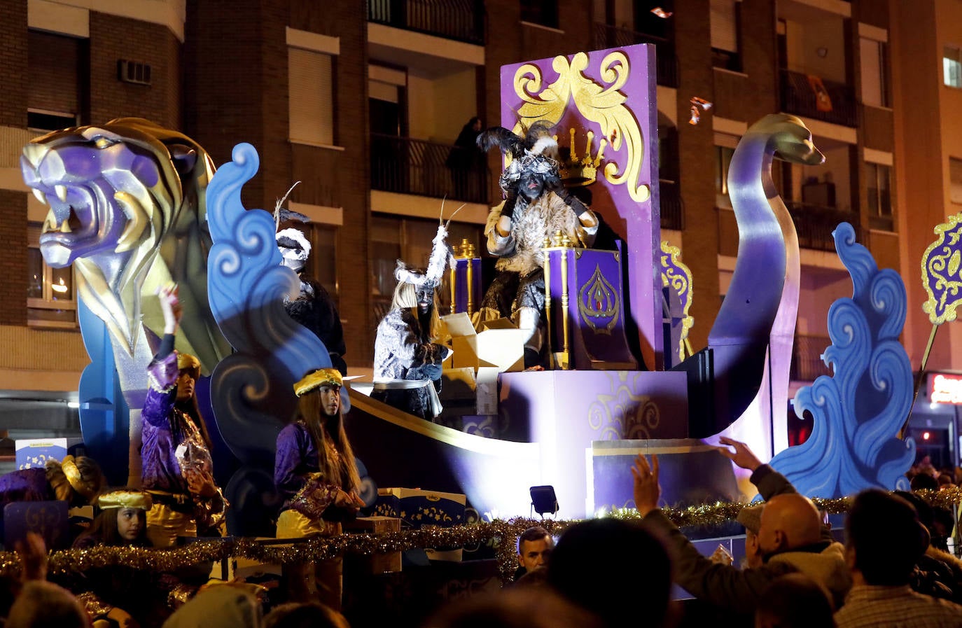 El multitudinario final de la Cabalgata de los Reyes Magos de Córdoba, en imágenes