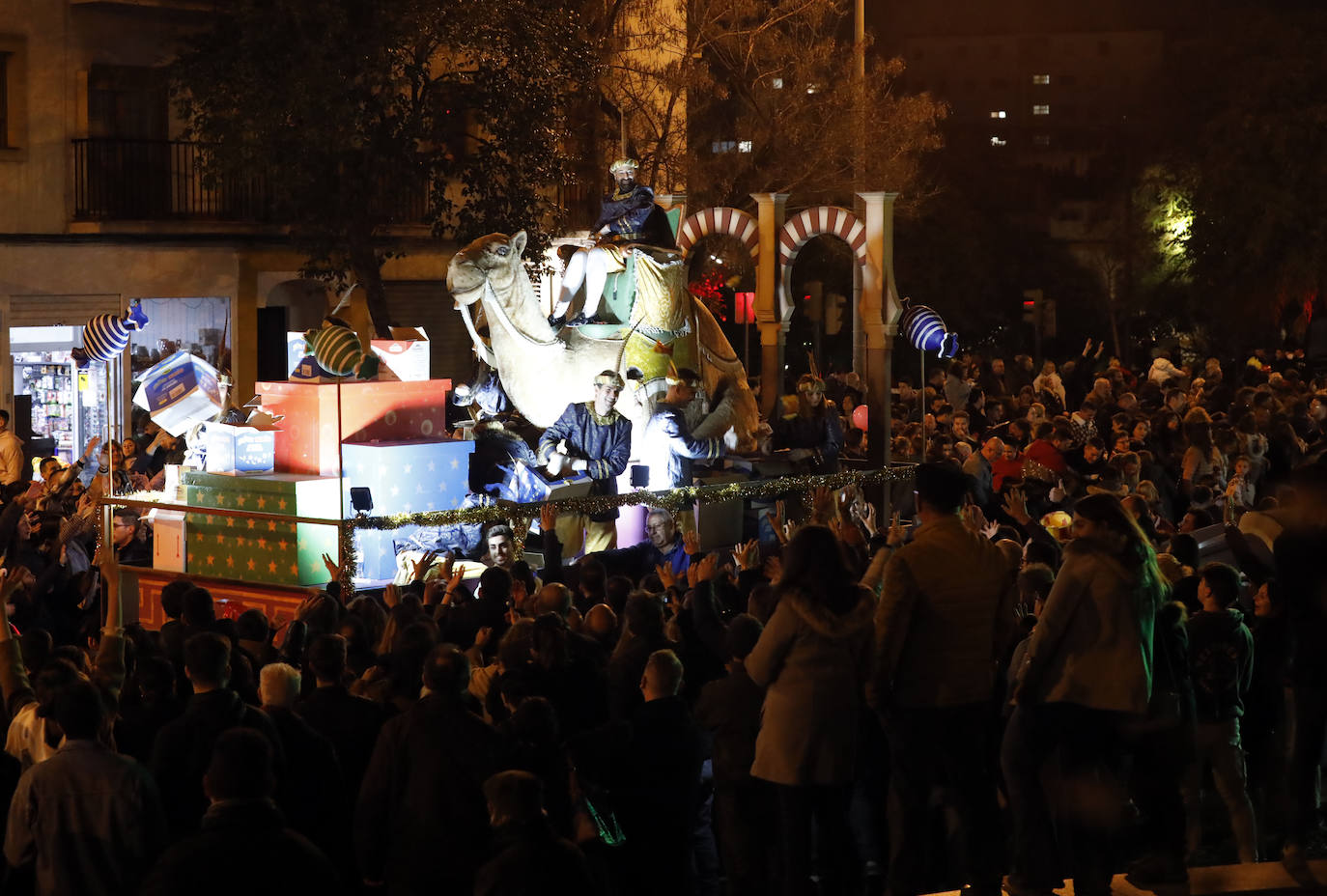 El multitudinario final de la Cabalgata de los Reyes Magos de Córdoba, en imágenes