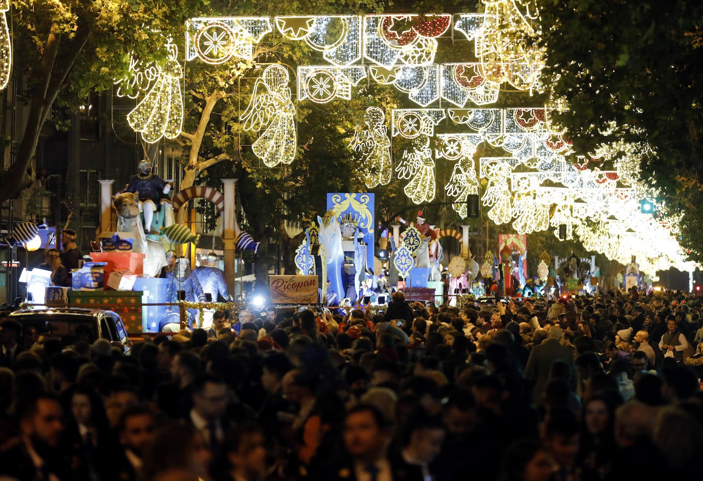 El multitudinario final de la Cabalgata de los Reyes Magos de Córdoba, en imágenes