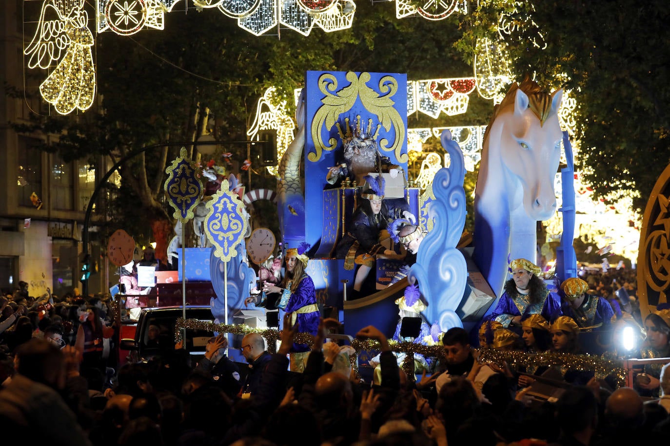 El multitudinario final de la Cabalgata de los Reyes Magos de Córdoba, en imágenes