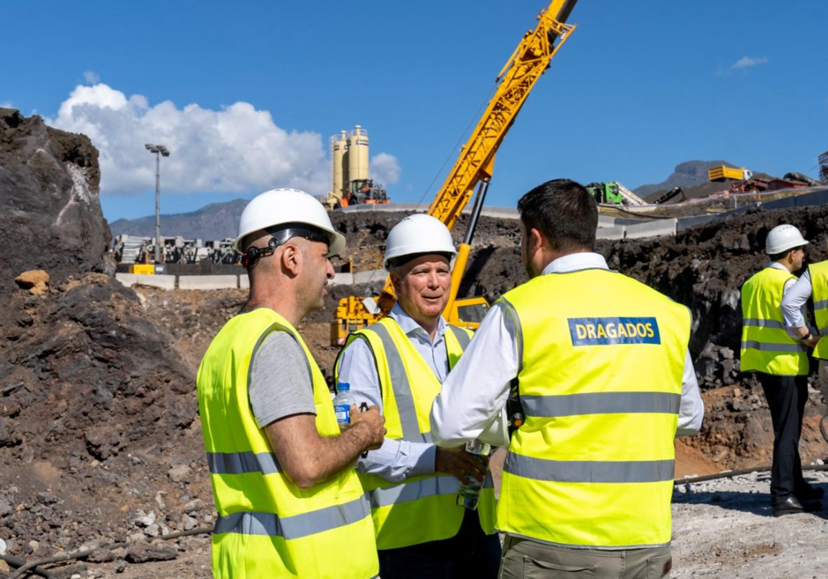 Xavier Flores, Sebastián Franquis, y Borja Perdomo en su visita a las obras de la carretera de la costa