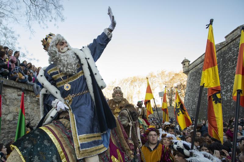 El Rey Melchor saluda en la cabalgata de Pamplona