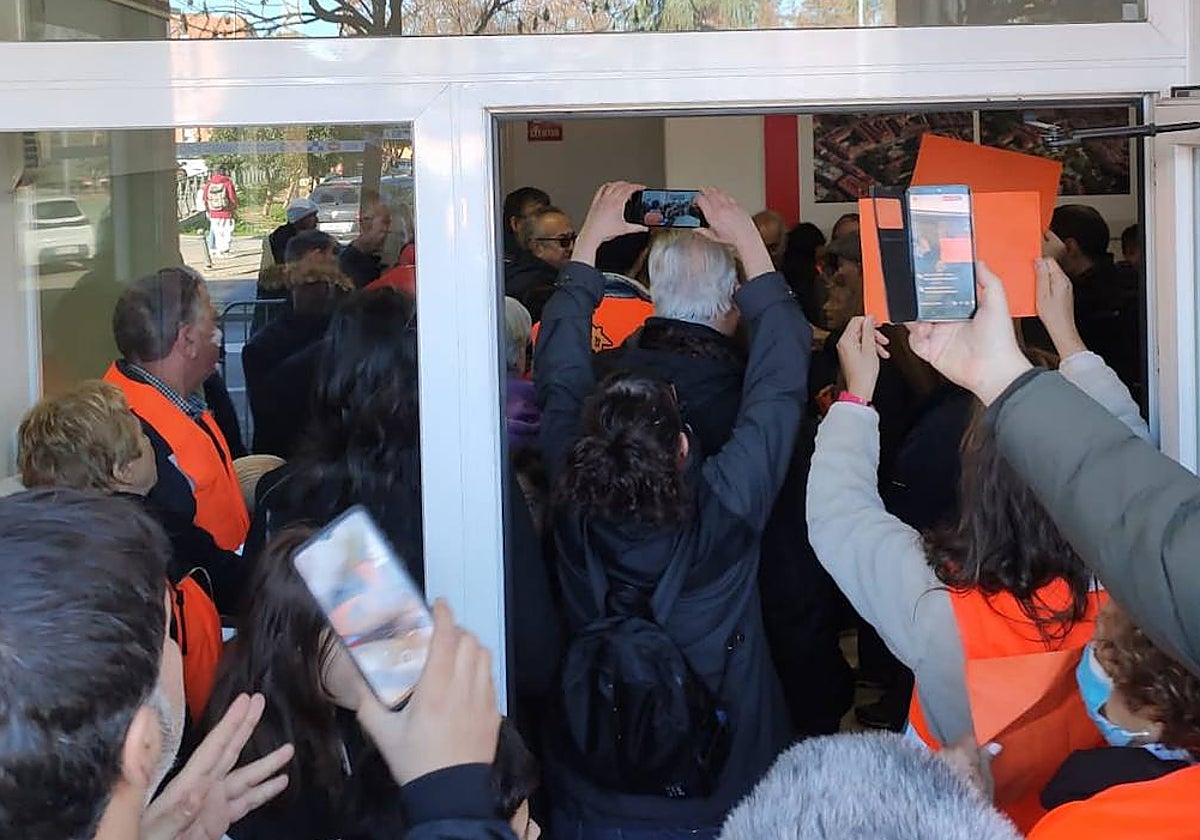 Vecinos de San Fernando paralizan las obras del metro tras las fisuras en nuevas viviendas