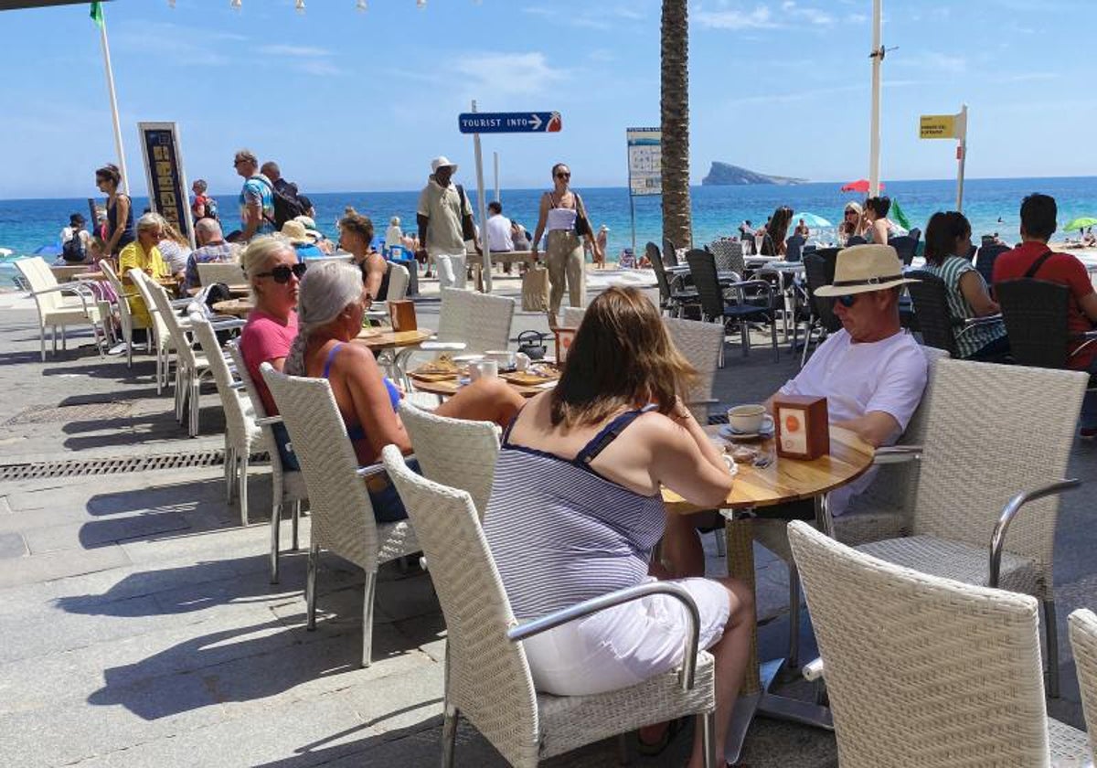 Imagen de archivos de turistas en Benidorm