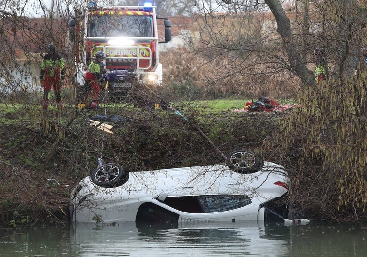 Los Bomberos de Palencia recuperan el coche que se precipitó en el río Carrión con su conductor