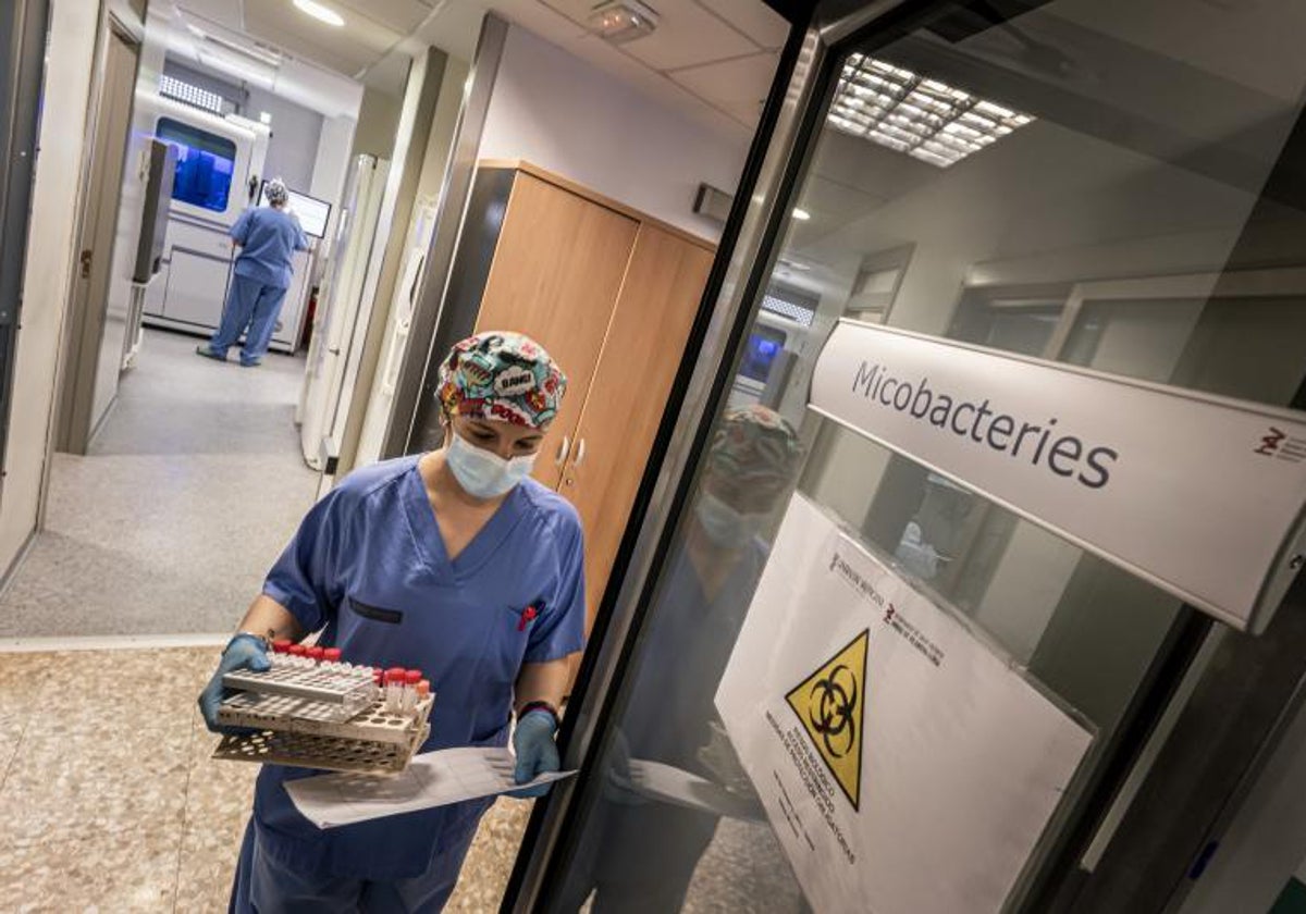 Imagen de archivo de una enfermera con pruebas sobre coronavirus en un hospital de Valencia