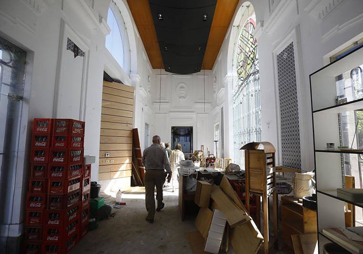 Estado del interior de la pérgola en junio de 2022, tras la visita de las autoridades locales